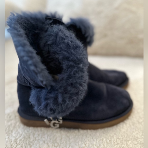 Ugg Short Navy Bootie with Button Like New Size 7 - Picture 4 of 6